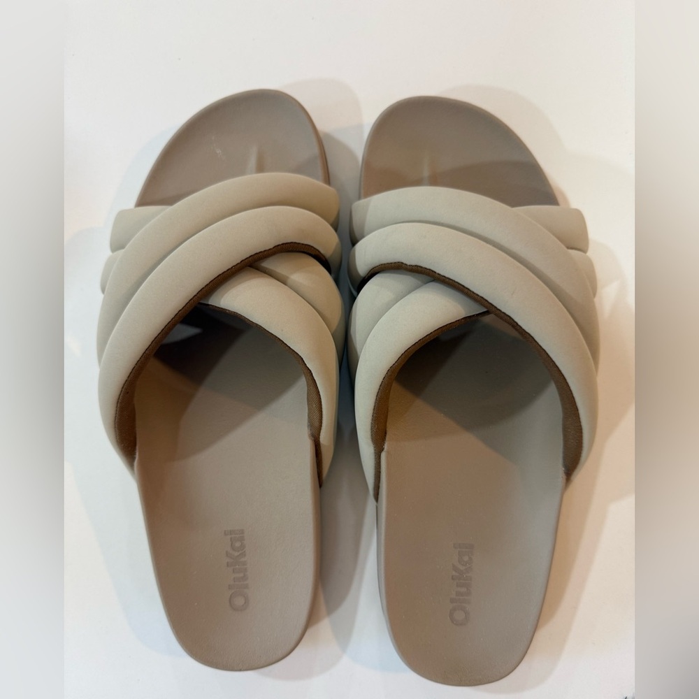 OluKai Women's Crisscross Slide Sandal in Taupe Beige